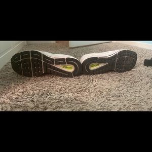 Nike tennis shoes-lightly worn